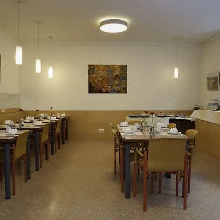 מלון Haus Mobene - Garni 3*