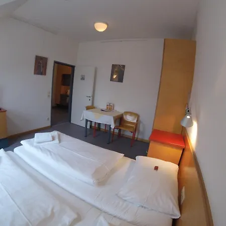 מלון Haus Mobene - Garni 3*