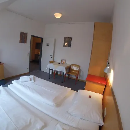 מלון Haus Mobene - Garni 3*